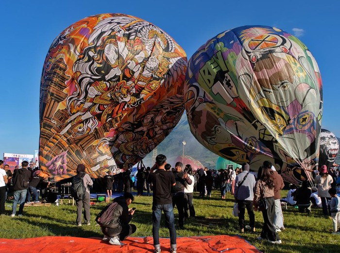 Sejumlah balon udara berbagai motif menghiasi langit di lembah Sindoro-Sumbing Dusun Garung, Butuh, Kalikajar, Wonosobo, Jawa Tengah, Senin ( 23/3/2026). Penerbangan balon udara tradisonal dalam rangkaian Festival Mudik 2026 yang digelar selama delapan hari di 23 lokasi tersebut merupakan event tahunan untuk meningkatkan kunjungan wisata ke Kabupaten Wonosobo, melestarikan tradisi budaya lokal dan ajang kreativitas masyarakat pedesaan. ANTARA FOTO/Anis Efizudin/rwa.
