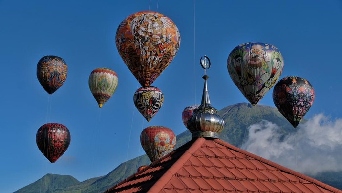 Sejumlah balon udara berbagai motif menghiasi langit di lembah Sindoro-Sumbing Dusun Garung, Butuh, Kalikajar, Wonosobo, Jawa Tengah, Senin ( 23/3/2026). Penerbangan balon udara tradisonal dalam rangkaian Festival Mudik 2026 yang digelar selama delapan hari di 23 lokasi tersebut merupakan event tahunan untuk meningkatkan kunjungan wisata ke Kabupaten Wonosobo, melestarikan tradisi budaya lokal dan ajang kreativitas masyarakat pedesaan. ANTARA FOTO/Anis Efizudin/rwa.