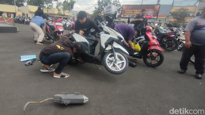 Pengendara mengganti knalpot brong dengan knalpot standar di Mapolres Cianjur