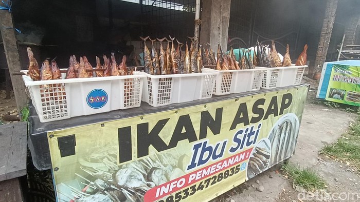 Penjual ikan asap di Dringu Probolinggo