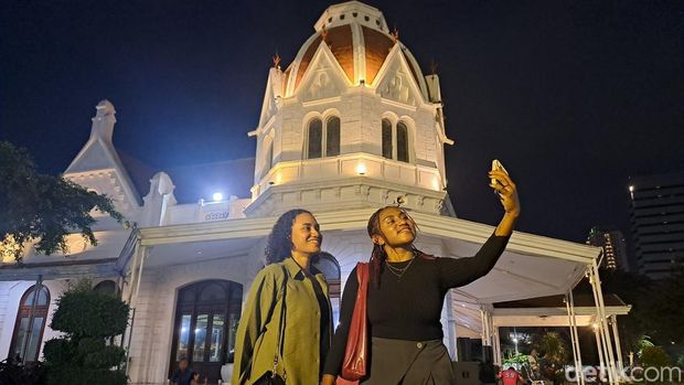 Pesona Alun-alun Surabaya dan bangunan cagar budaya Balai Pemuda. Pesona Alun-alun Surabaya dan bangunan cagar budaya Balai Pemuda.