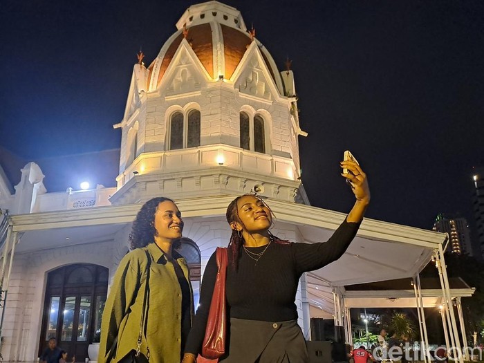 Pesona Alun-alun Surabaya dan bangunan cagar budaya Balai Pemuda.