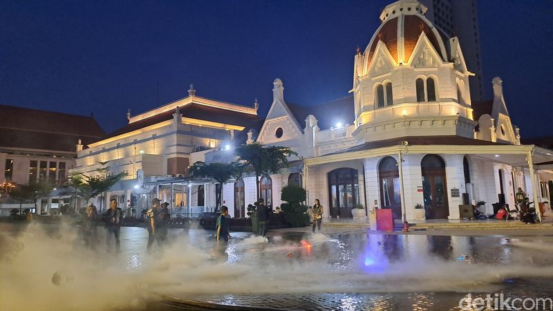 Pesona Alun-alun Surabaya dan bangunan cagar budaya Balai Pemuda. Pesona Alun-alun Surabaya dan bangunan cagar budaya Balai Pemuda.