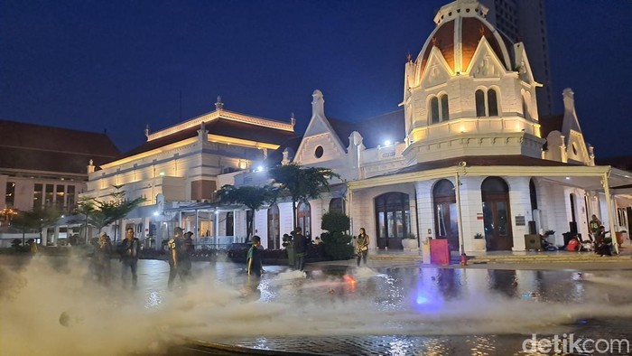 Pesona Alun-alun Surabaya dan bangunan cagar budaya Balai Pemuda.