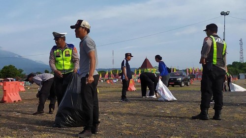 Petugas gabungan melakukan pembersihan sampah pemudik di Kelurahan Gilimanuk, Kecamatan Melaya, Jembrana, Bali, Senin (23/3/2026). (Dok. Pemerintah Kelurahan Gilimanuk)