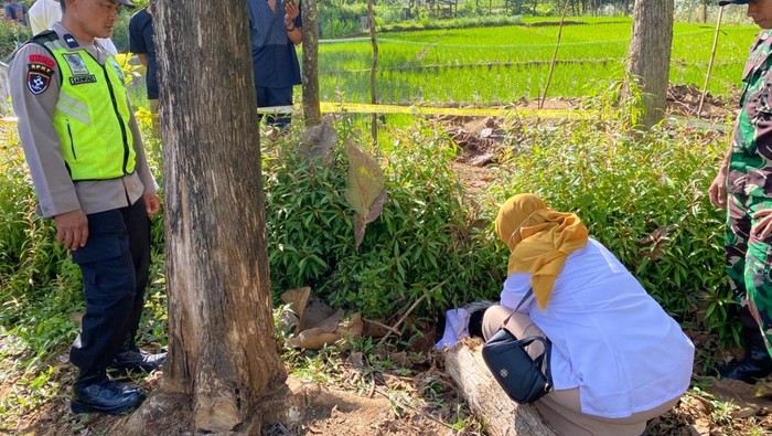 Petugas kepolisian saat melakukan olah TKP penemuan jasad bayi di Desa Pengkol, Kecamatan Jatiroto, Kabupaten Wonogiri, Senin (23/3/2026).