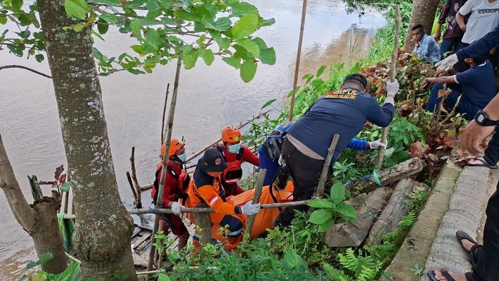 Petugas mengevakuasi pengemudi speedboat yang tenggelam di Sungai Komering