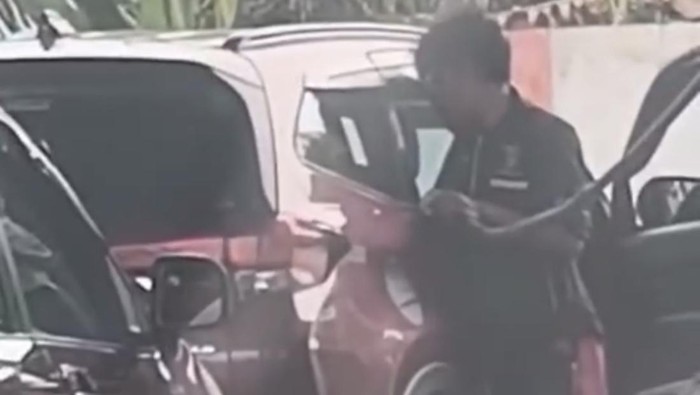 Petugas SPBU di Muna isi Pertalite lewat pintu mobil.