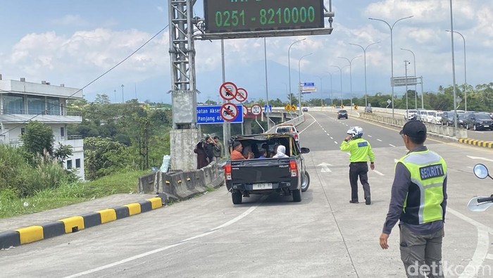 Pikap angkut wisatawan dihentikan polisi