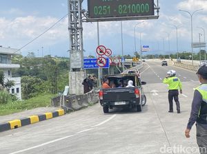 Bahaya! Pikap Angkut Wisatawan Dihalau Polisi di GT Parungkuda