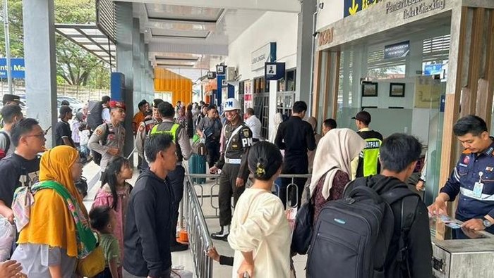 Polisi dan TNI saat menjaga stasiun kereta api Kertapati, Palembang.