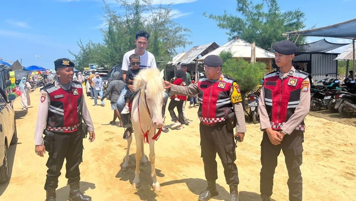 Polisi Intensifkan Patroli di Pantai Jumiang Pamekasan