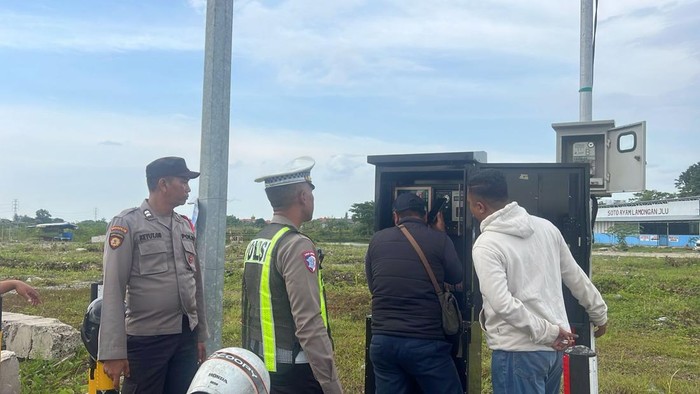 Polisi melakukan pengaturan fase lampu lalu lintas di JLU Timur Lamongan.
