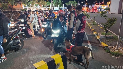 Polisi memeriksa identitas dan barang bawaan penumpang di Pabuhan Gilimanuk, Kecamatan Melaya, Jembrana, Bali, Senin (23/3/2026). (Foto: Dok. Polres Jembrana)