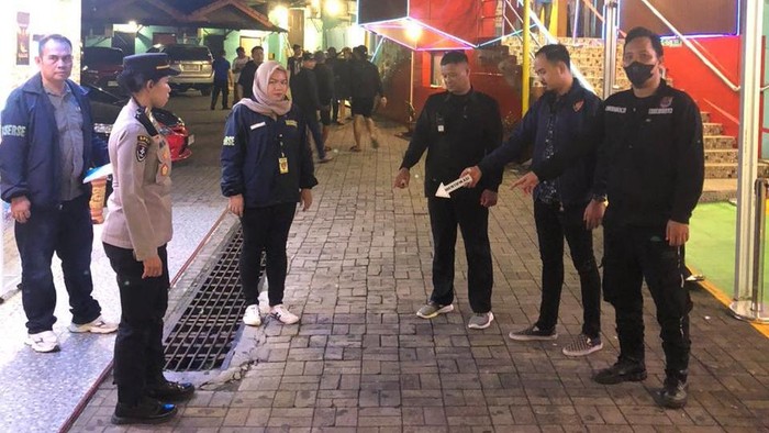 Polisi mendatangi TKP keributan di Diskotek DA 41 Palembang yang tewaskan satu orang