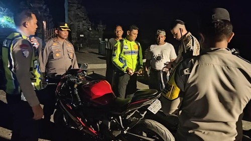 Polisi mengamankan motor berknalpot brong yang dikendarai seorang warga negara Ukraina di Pantai Cemagi, Badung, Bali. (Foto: Dok. Polres Badung)