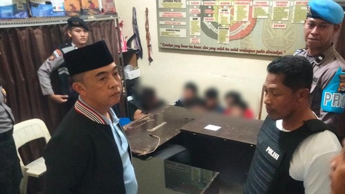 Polisi mengamankan sejumlah warga terkait pengeroyokan di Lingkungan Petemon, Kelurahan Pagutan Timur, Kota Mataram, NTB, Minggu (22/3/2026). (Foto: Dok. Polresta Mataram)