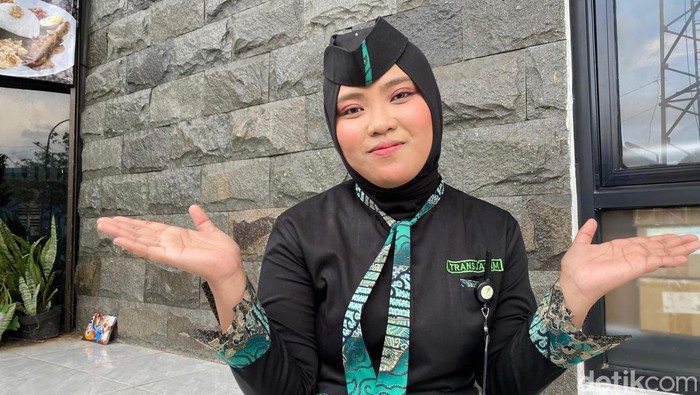 Pramugari Trans Jatim Rizka Yunita Dewi saat ditemui awak media di terminal angkutan, Kota Batu.