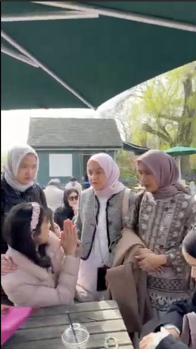 Raissa Azarine saat berlebaran di London Raissa Azarine saat berlebaran di London