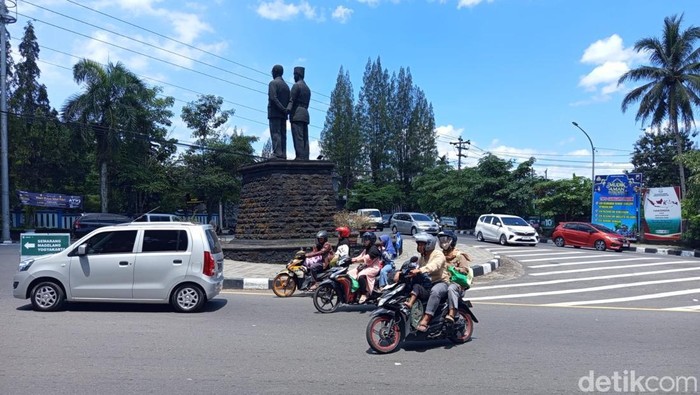 Rekayasa arus lalin menuju Candi Borobudur di kawasan Simpang Tiga Karet, Kabupaten Magelang, Senin (23/3/2026).