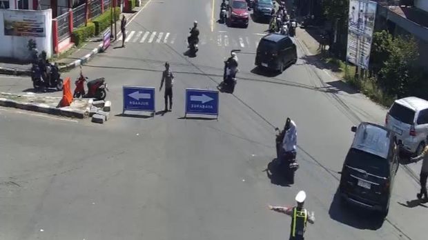 Rekayasa buka tutup arus lalu lintas diberlakukan di Simpang 4 Papar Kediri.