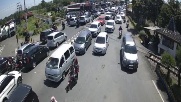 Rekayasa buka tutup arus lalu lintas diberlakukan di Simpang 4 Papar Kediri.