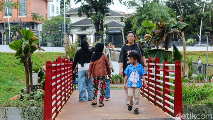 Warga berkunjung ke Taman Bendera Pusaka, Jakarta, Senin (23/3/2026).