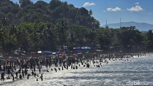 Ribuan pelancong tampak memadati kawasan wisata Karang Hawu, di Cisolok, Kabupaten Sukabumi
