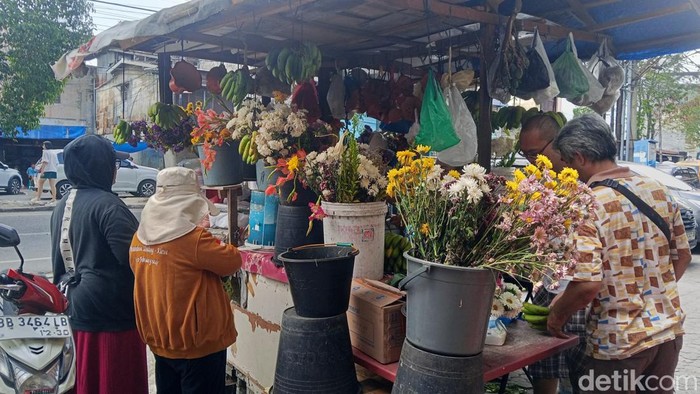 Salah satu lapak penjual bunga kembang di Pasar Sukaramai. (Siti Asyaroh/detikSumut)