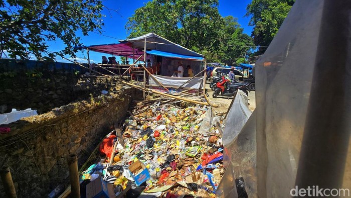 Sampah berserakan di kawasan Pantai Karang Hawu Sukabumi