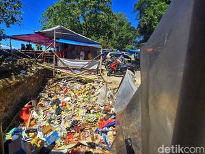 Noda Sampah di Pantai Karang Hawu Cisolok Sukabumi