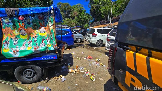 Sampah berserakan di kawasan Pantai Karang Hawu Sukabumi Sampah berserakan di kawasan Pantai Karang Hawu Sukabumi
