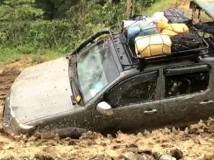 Sebuah mobil amblas di Jalan Provinsi wilayah Krayan. (Istimewa)