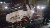 Kecelakaan di Depan Lapas Cipinang, Mobil Putih Terbalik