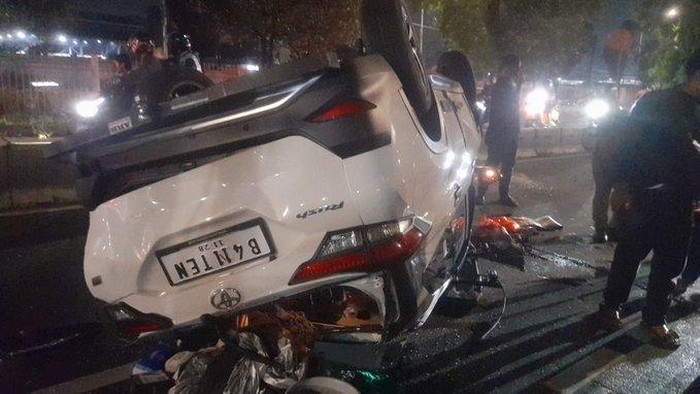 Sebuah mobil mengalami kecelakaan tunggal di depan Lapas Cipinang.