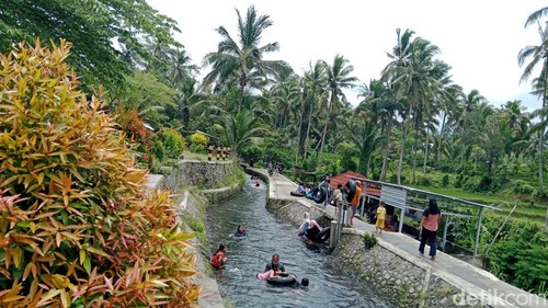 Sejumlah pengunjung menikmati wisata air Reban Batu di Desa Lenek, Kecamatan Lenek, Lombok Timur, NTB, Senin (23/3/2026). (Foto: Sanusi Ardi W/detikBali)