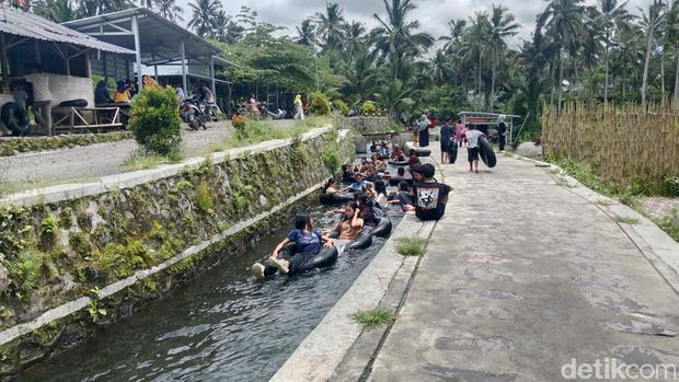 Sejumlah pengunjung menikmati wisata air Reban Batu di Desa Lenek, Kecamatan Lenek, Lombok Timur, NTB, Senin (23/3/2026). (Foto: Sanusi Ardi W/detikBali)