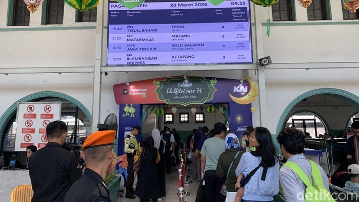 Sejumlah warga memilih pergi mudik setelah Lebaran menggunakan kereta api di Stasiun Pasar Senen, Senin (23/3/2026). (Mulia/detikcom)