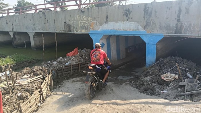 Seorang warga hendak memasuki terowongan kolong jembatan Indramayu saat arus mudik Lebaran 2026.