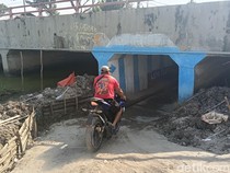 Kisah Jalur Rahasia di Bawah Jembatan Indramayu Saat Musim Mudik