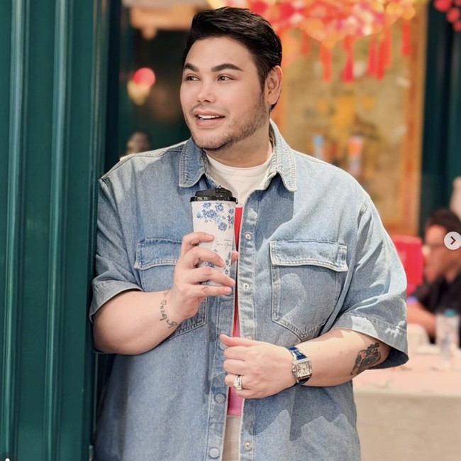 Setelah Jualan Nasi Kulit, Ivan Gunawan Kini Desain Cup Kopi Populer