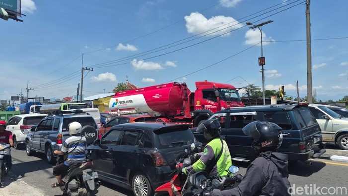 Simpang Mengkreng dari arah Kertosono, Nganjuk masih padat.