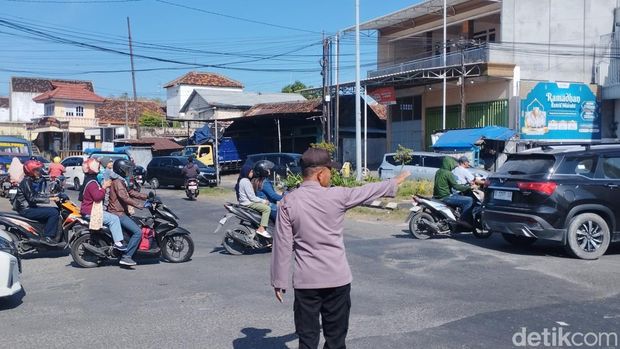 Simpang Tugu Babat Lamongan yang padat kendaraan diduga karena banyak masyarakat mudik lokal.