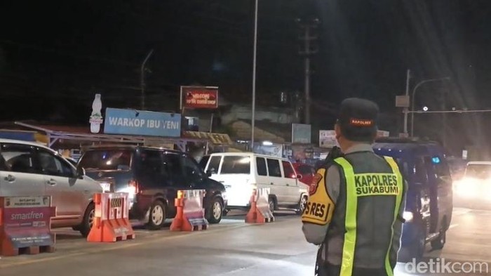 Situasi arus lalu lintas di jalan arteri dekat GT Parungkuda, Minggu (22/3/2026) malam.