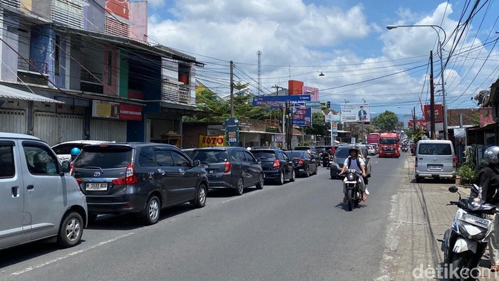 Situasi arus lalu lintas di Jalan Raya Perusahaan, Kabupaten Malang