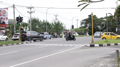 Situasi lalu lintas di persimpangan Jalan Bypass Ida Bagus Mantra-Jalan Pantai Masceti, Gianyar, Bali, Senin (23/3/2026). (Foto: Aryo Mahendro/detikBali)