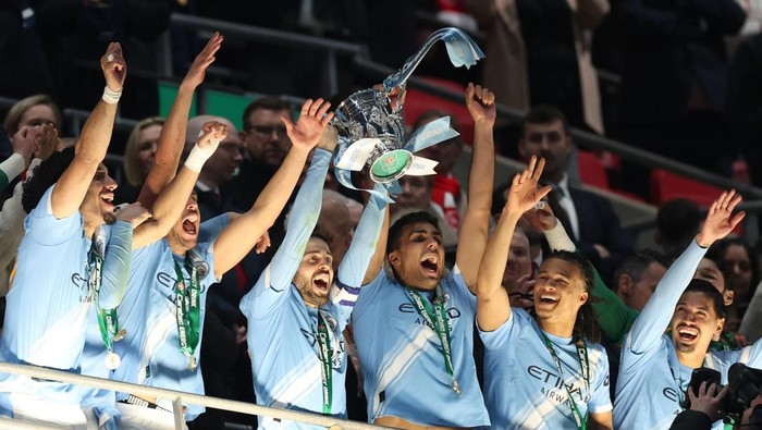 Soccer Football - Carabao Cup - Final - Arsenal v Manchester City - Wembley Stadium, London, Britain - March 22, 2026 Manchester Citys Bernardo Silva celebrates as he lifts the Carabao Cup trophy with teammates Action Images via Reuters/Paul Childs EDITORIAL USE ONLY. NO USE WITH UNAUTHORIZED AUDIO, VIDEO, DATA, FIXTURE LISTS, CLUB/LEAGUE LOGOS OR LIVE SERVICES. ONLINE IN-MATCH USE LIMITED TO 120 IMAGES, NO VIDEO EMULATION. NO USE IN BETTING, GAMES OR SINGLE CLUB/LEAGUE/PLAYER PUBLICATIONS. PLEASE CONTACT YOUR ACCOUNT REPRESENTATIVE FOR FURTHER DETAILS..