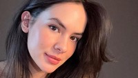 Feeling like doing my makeup today. Setelah kurang lebih 2 bulan gak ada keinginan centil dan sempat ngerasa kayak kehilangan diri sendiri, ngerasa gak cantik hahaha! tapi itu normal banget, tulis Steffi Zamora. Foto: Instagram @steffizamoraaa