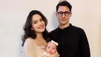 Potret Steffi Zamora bersama putrinya, Kaya, dan Nino Fernandez, merayakan Lebaran perdana bertiga. Foto: Instagram @steffizamoraaa