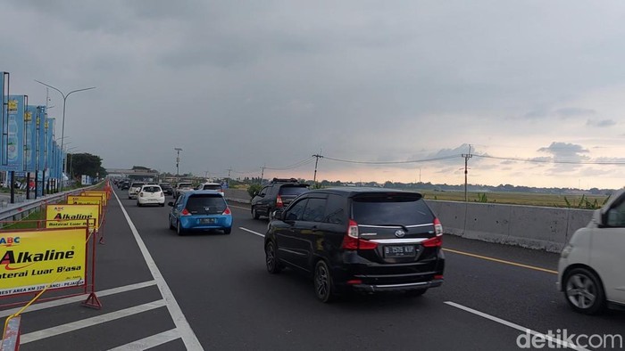 Suasana arus kendaraan di Tol Kanci-Pejagan